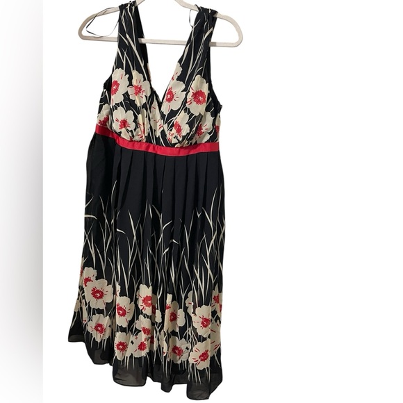 💙DRESS BARN, FLORAL BLACK/ RED SLEEVELESS, PLEADED DRESS - Picture 5 of 11